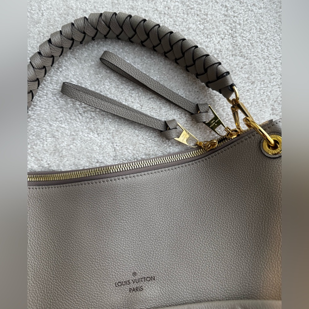 Louis Vuitton Maida Hobo MM Empreinte Leather in Tourterelle – New with Tags - Picture 14 of 16